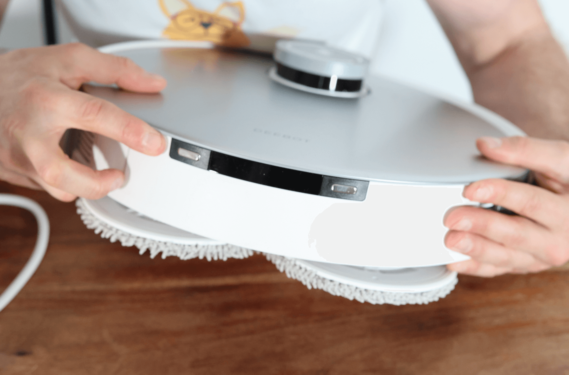 Der ECOVACS DEEBOT T20 OMNI ist von hinten zu sehen.